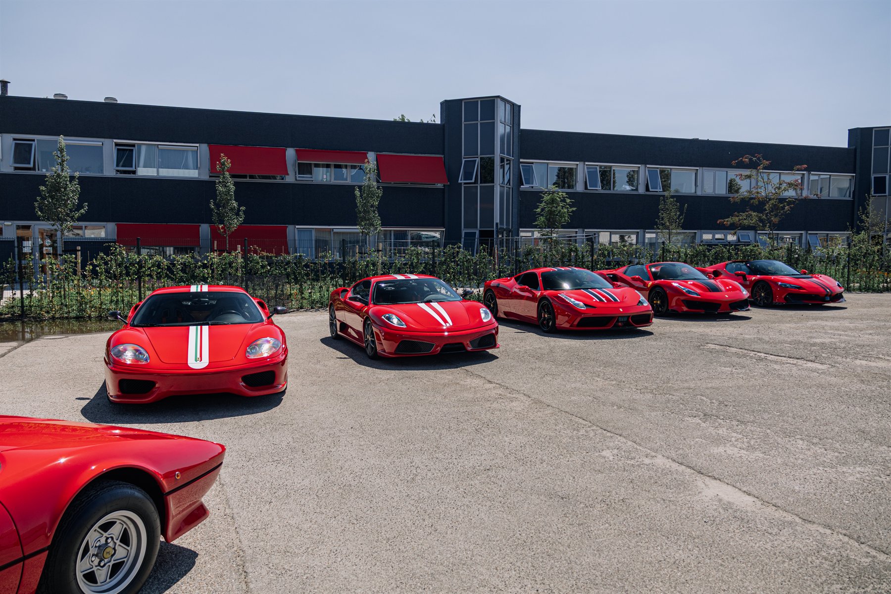Ferrari supercars in het zonlicht