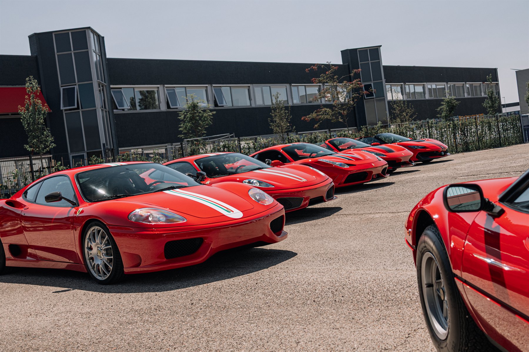 Rode Ferrari supercars in formatie