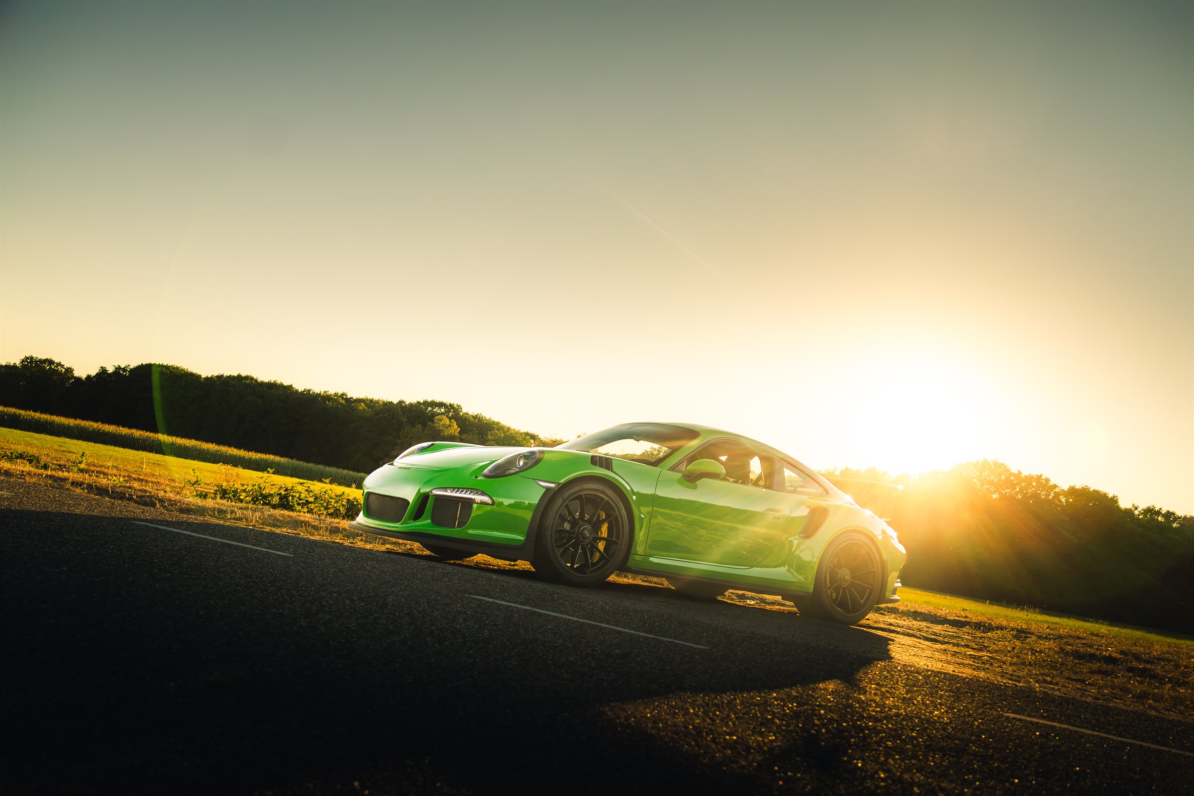 Porsche 992 GT3 RS in zonsondergang